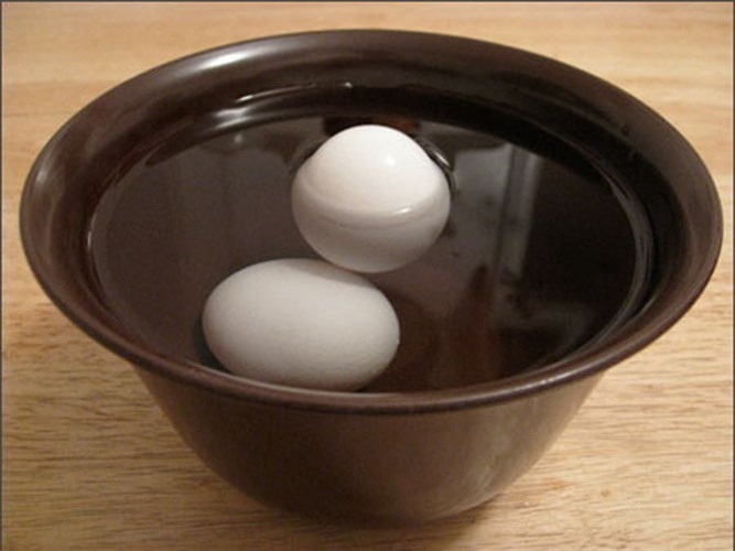 Cách phân biệt trứng gà tẩy trắng và trứng gà ta đơn giản