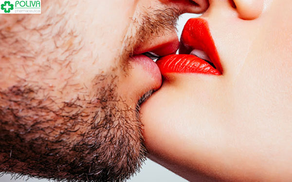 Nụ hôn giúp các cặp đôi thể hiện tình cảm của mình