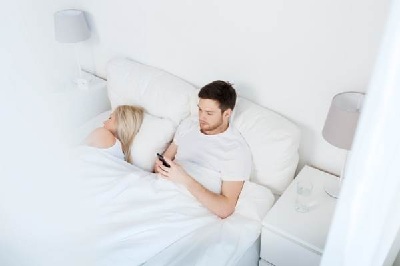 vợ chồng chung giường nhưng không sex